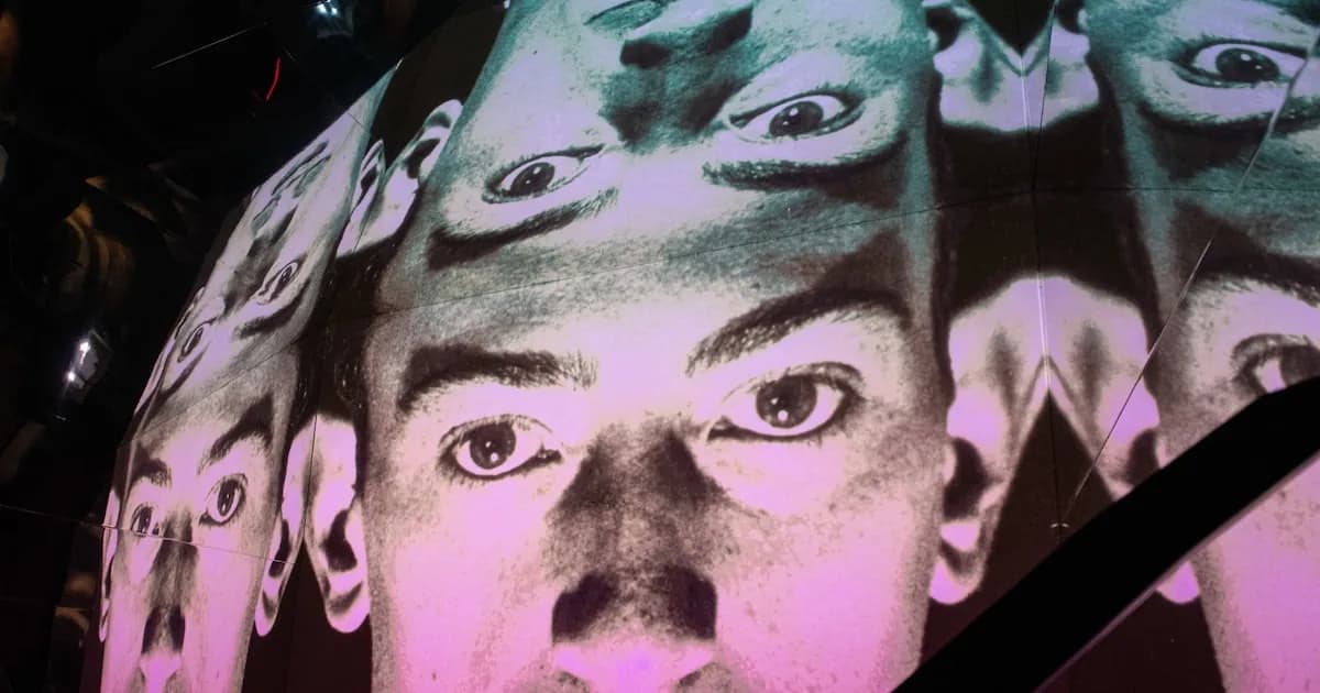 La exposición en Púbol rinde homenaje a Dalí, Gala y Horst con moda y arte del siglo XX