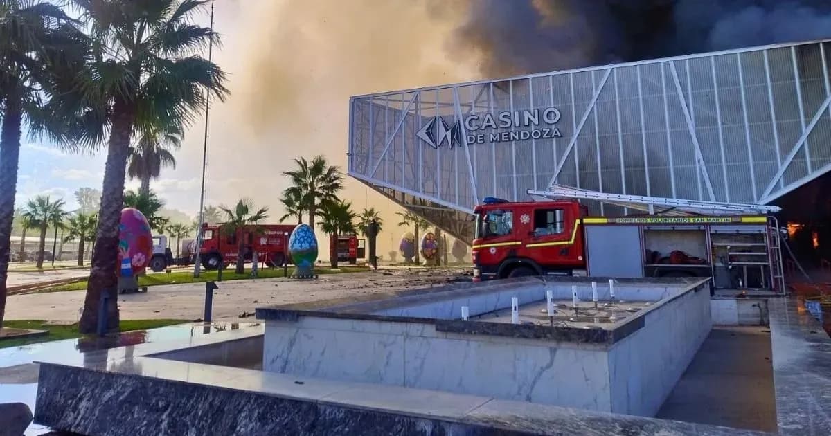 Incendio devasta parte del Casino de Mendoza: dos empleados fueron rescatados