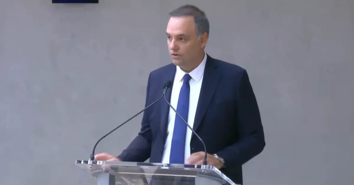 Manuel Adorni defiende el rumbo económico en Nueva York y enfrenta críticas por viaje familiar