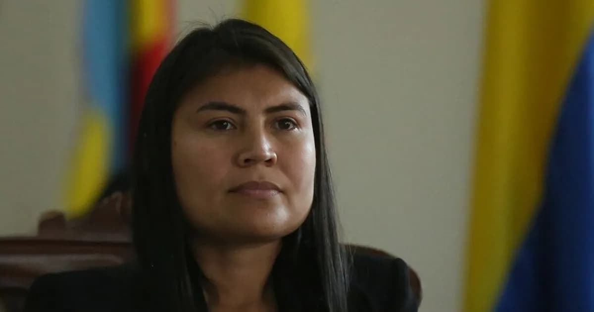 Senadora Karen Manrique se presenta ante autoridades, pero su captura sigue pendiente