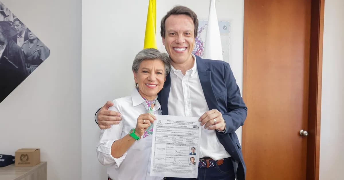 Claudia López se inscribe como candidata presidencial en bicicleta: "Mañana fría, cafecito caliente"