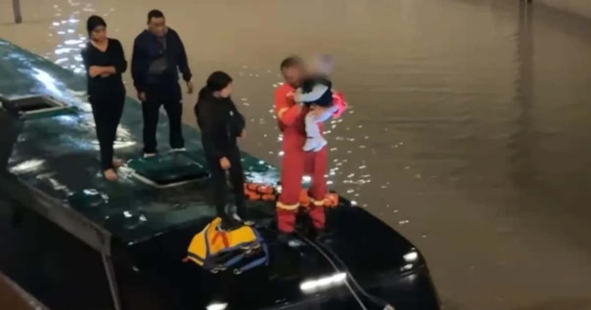 Tras intensas lluvias en Arequipa, bus interprovincial queda atrapado en zanjón