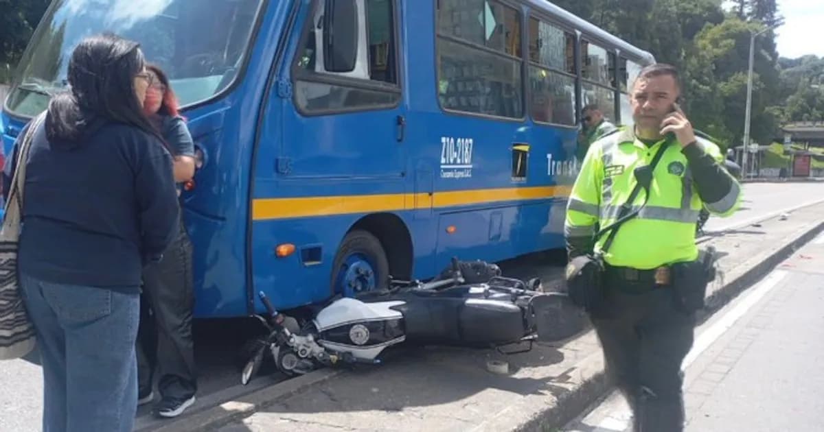 Colisión en Bogotá entre bus y moto provoca caos en la movilidad