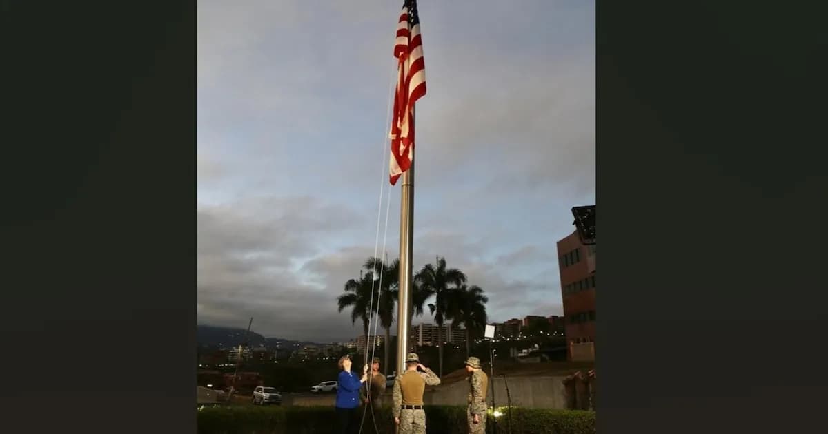 La bandera de Estados Unidos regresa a su Embajada en Caracas tras siete años