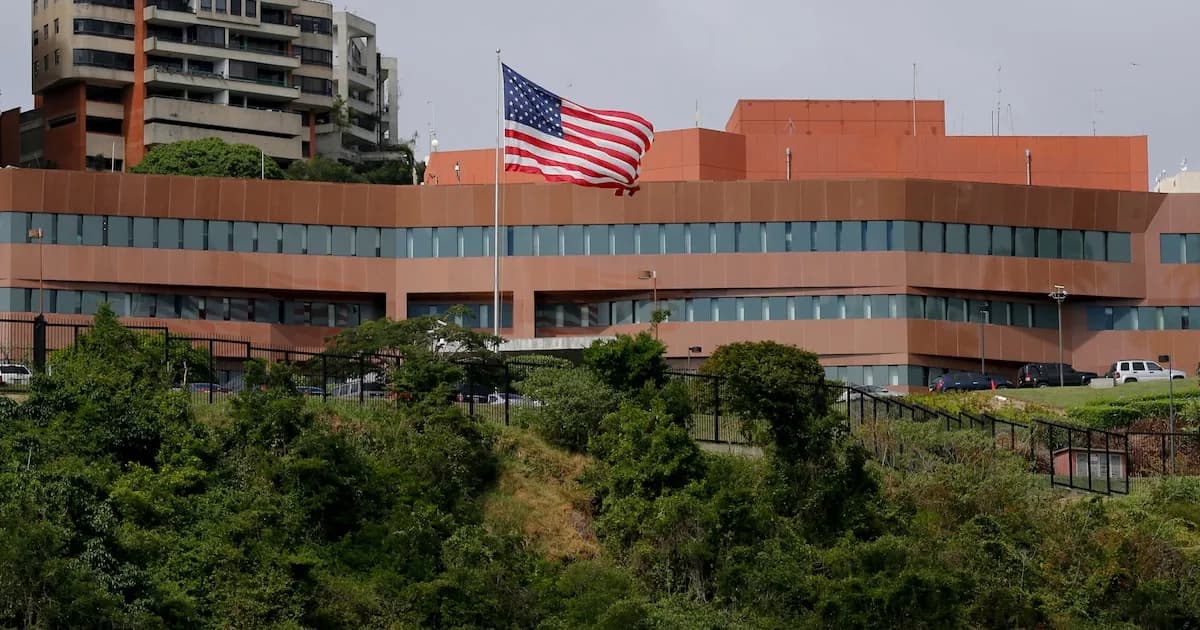 La Embajada de EE. UU. en Caracas reanuda actividades con el izado de su bandera tras siete años