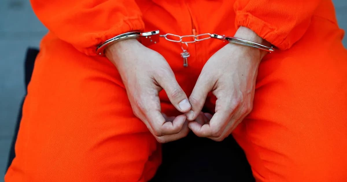 Mendoza: Nueva propuesta para uniformar a los presos y restringir calzado en cárceles