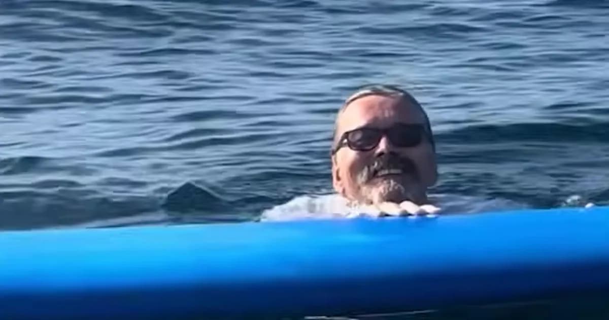 Turista ruso sobrevive 20 horas a la deriva en Bali tras un incidente mientras surfista