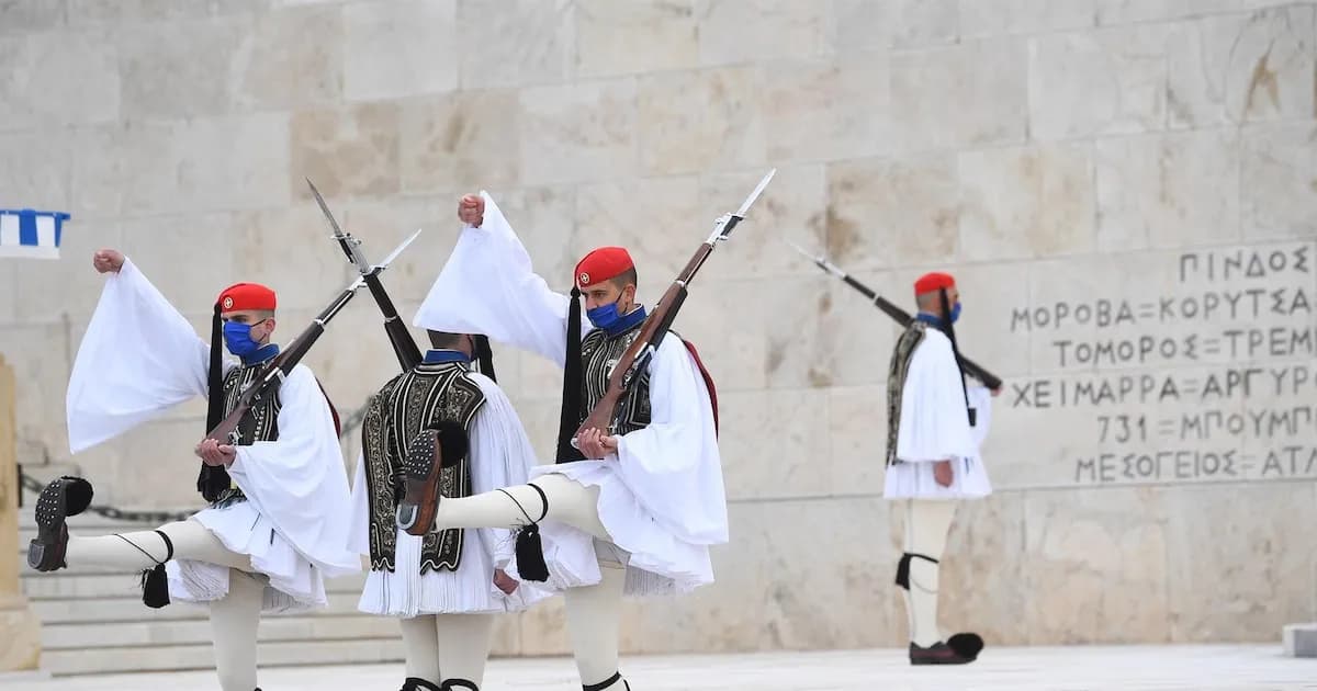 Grecia lanza programa de servicio militar voluntario para mujeres jóvenes