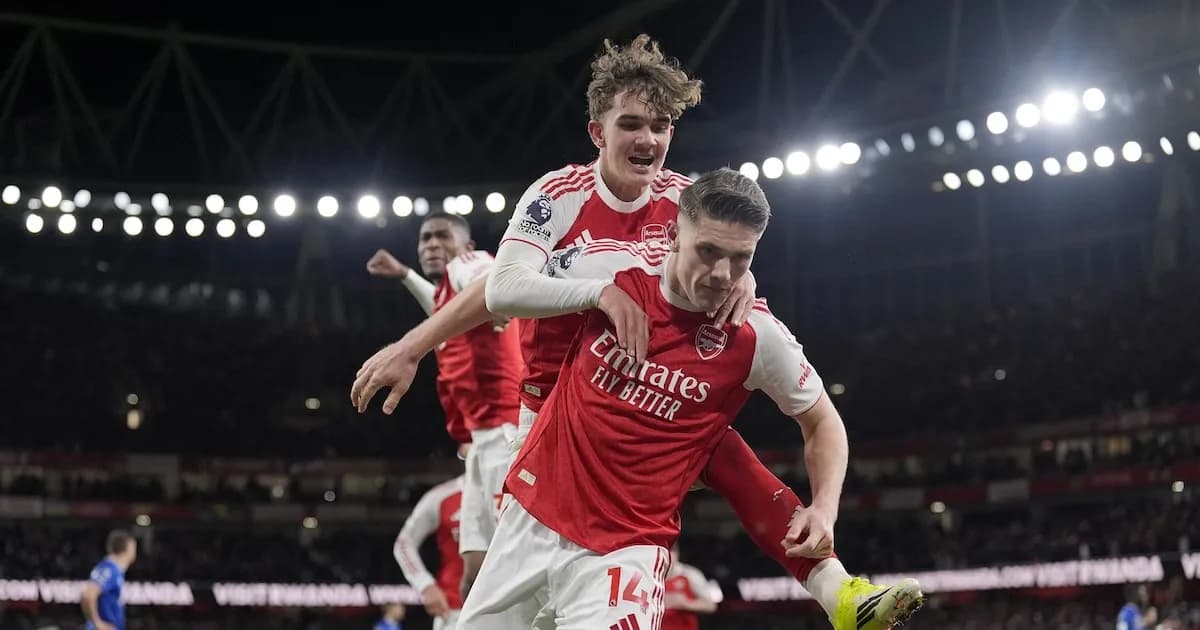 El Arsenal se acerca al título tras vencer al Everton en un final dramático