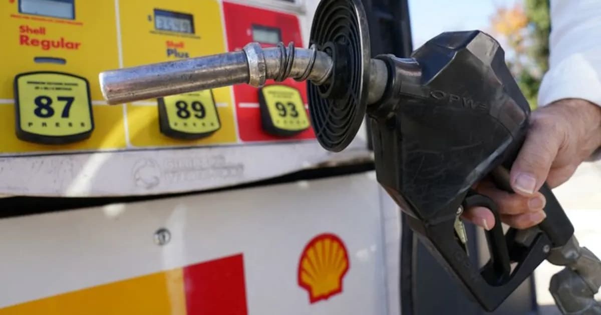 Estados Unidos anticipa reducción de precios de gasolina tras tensiones con Irán