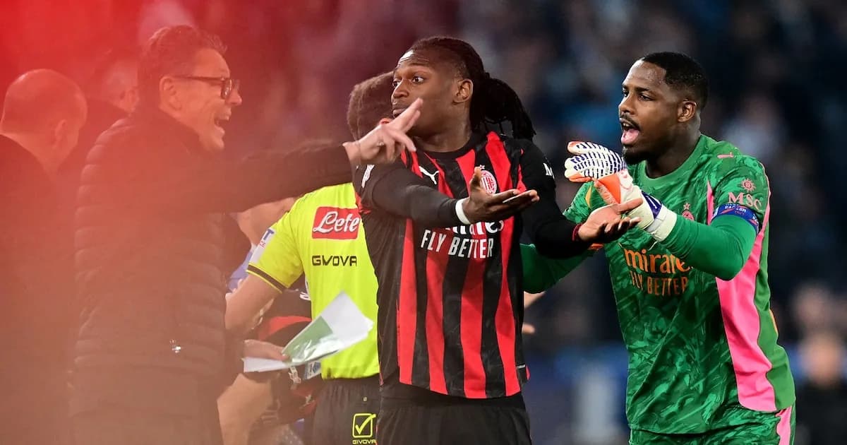 Escándalo en el Milan: Leão empuja a Allegri tras ser reemplazado en la derrota ante Lazio