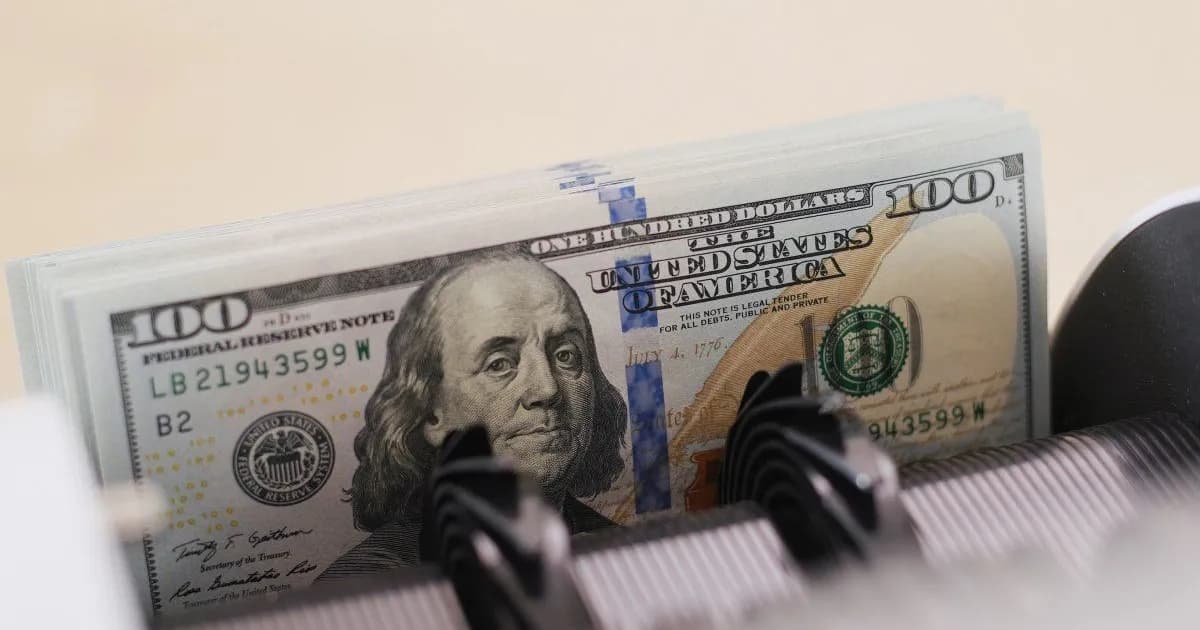 El dólar blue bajó, pero la brecha con el oficial se amplía a casi 4%