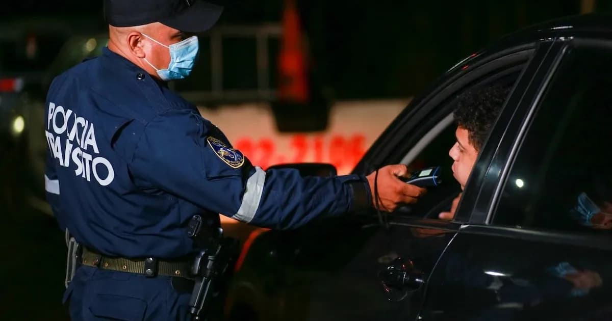 Detienen a dos conductores en El Salvador por conducción peligrosa y alcohol en sangre