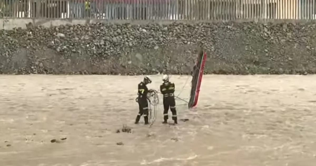 Intensos esfuerzos de rescate para encontrar a un bombero desaparecido en el río Rímac
