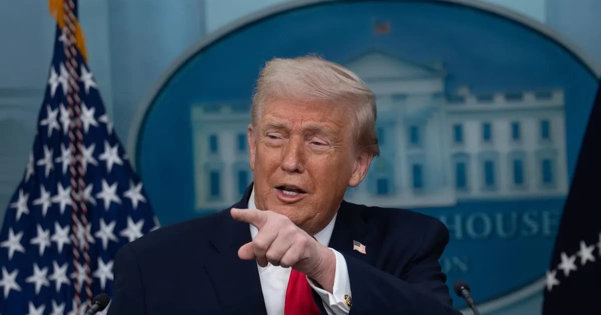 Trump critica fallo del Supremo y anuncia un arancel global del 10%