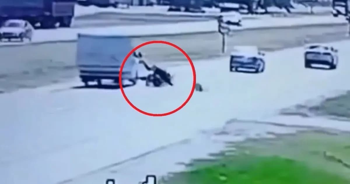 Motociclista grave tras chocar con camioneta en la Ruta 2