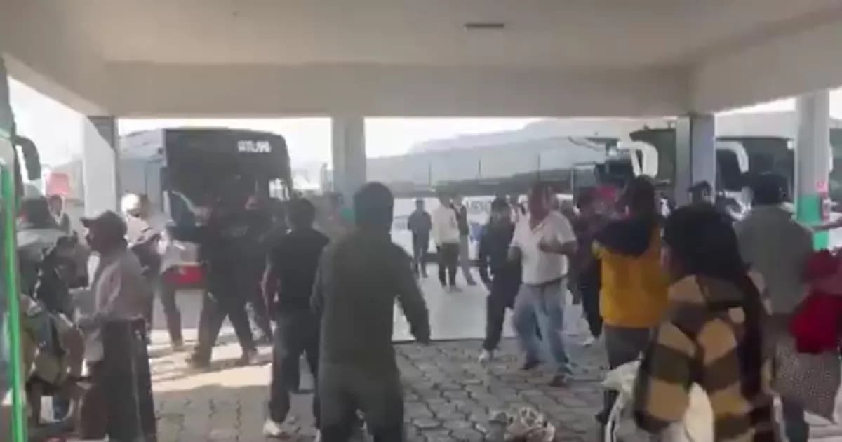Violencia en terminal de Ixtlahuaca: pasajeros se enfrentan a choferes en plena tarde