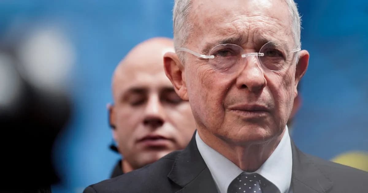 Uribe acusa a Petro y Cepeda de connivencia con grupos narco en Colombia