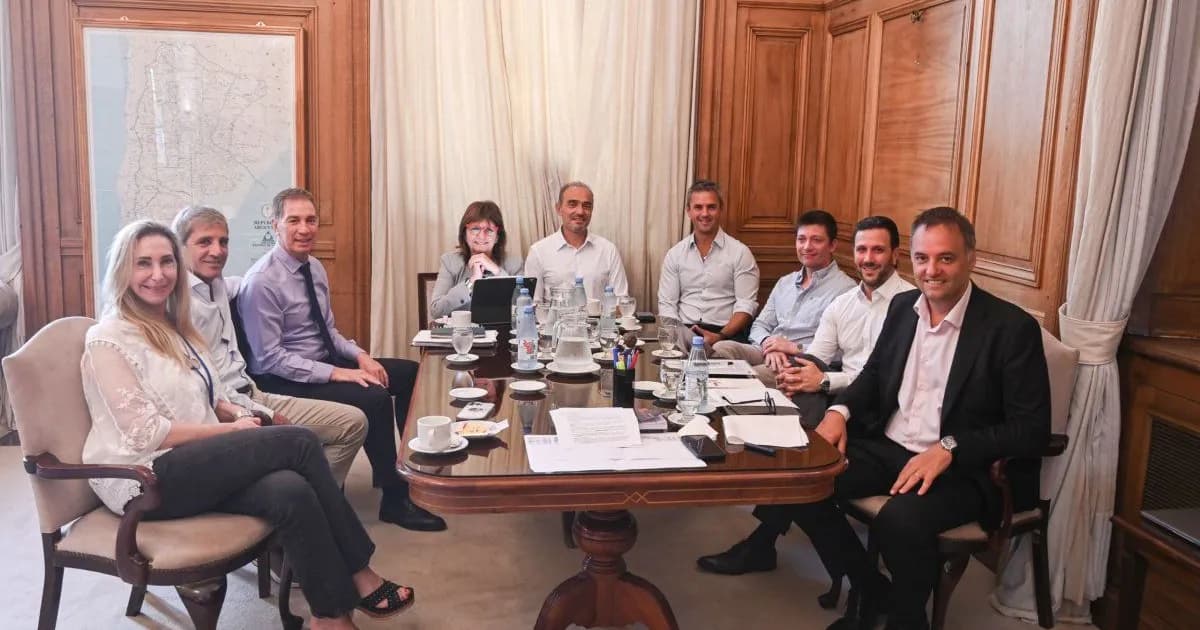 El Gobierno reune a su mesa política para redefinir estrategias en medio de la controversia