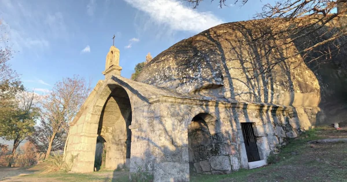 Un tesoro oculto en Galicia: la iglesia excavada en roca con leyenda propia