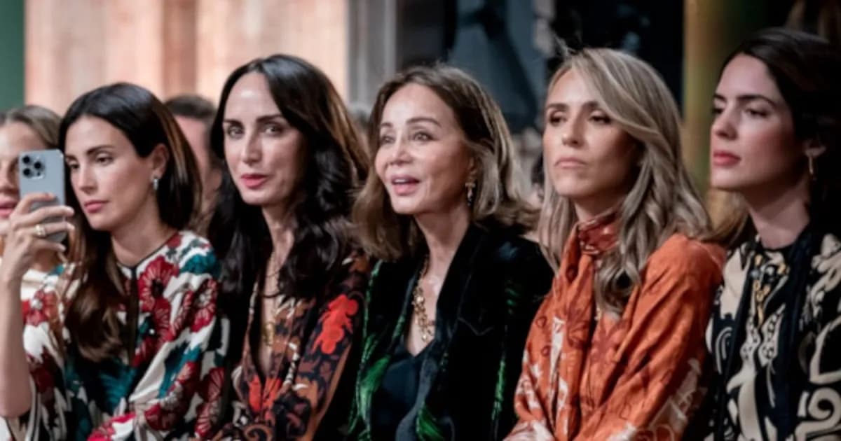 Isabel Preysler brilla en el exclusivo desfile de Johanna Ortiz en Madrid