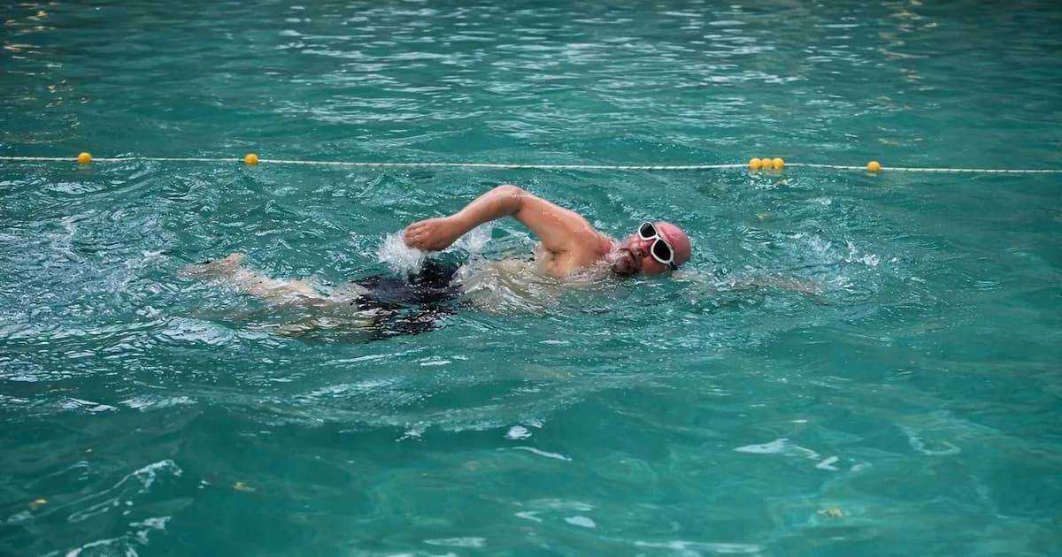 A los 60 años, un argentino cumple su sueño de aprender a nadar tras una larga espera
