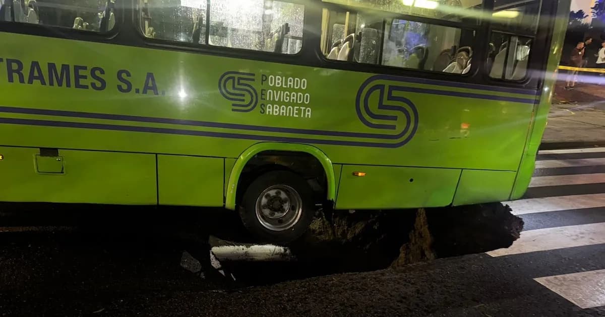 Cierre de la avenida El Poblado por socavón tras intensas lluvias en Medellín