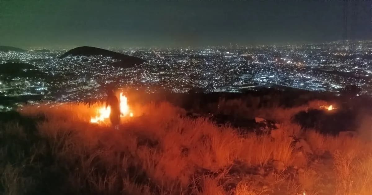 Incendio en Jardines del Recuerdo: Cuerpos de emergencia logran controlar las llamas