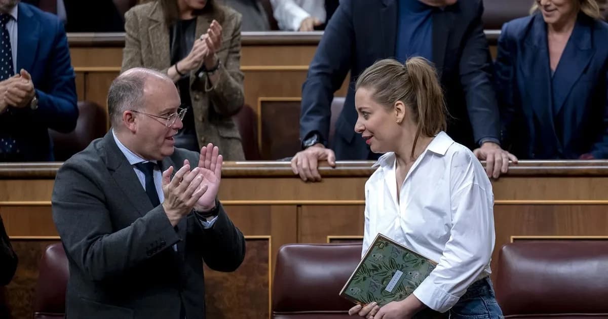 El PP llama "Mr Wonderful" a Sánchez por sus chapas de 'No a la guerra' y Montero le acusa de "banalizar el sufrimiento"
