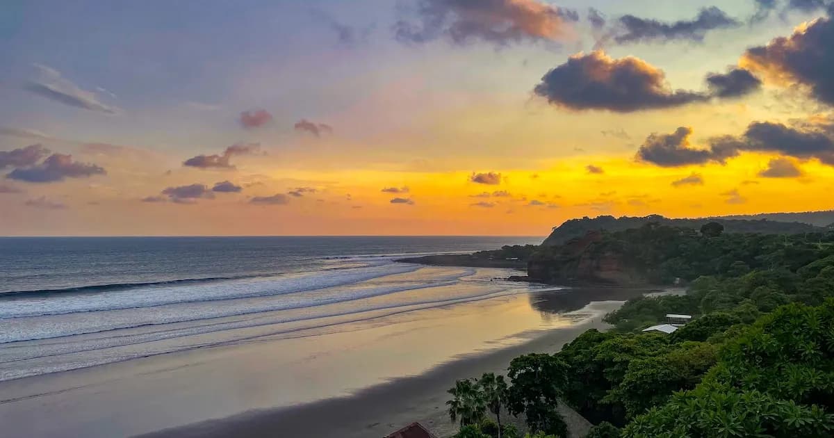 El Salvador implementa un innovador seguro climático para proteger su economía surfista