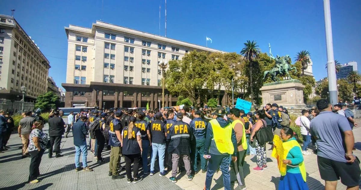 Conflicto en Plaza de Mayo: Policía desaloja a manifestantes por deuda en discapacidad