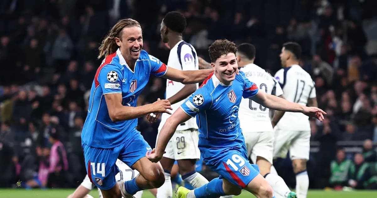 Intenso cruce entre Cuti Romero y Julián Álvarez en el Tottenham-Atlético de Madrid