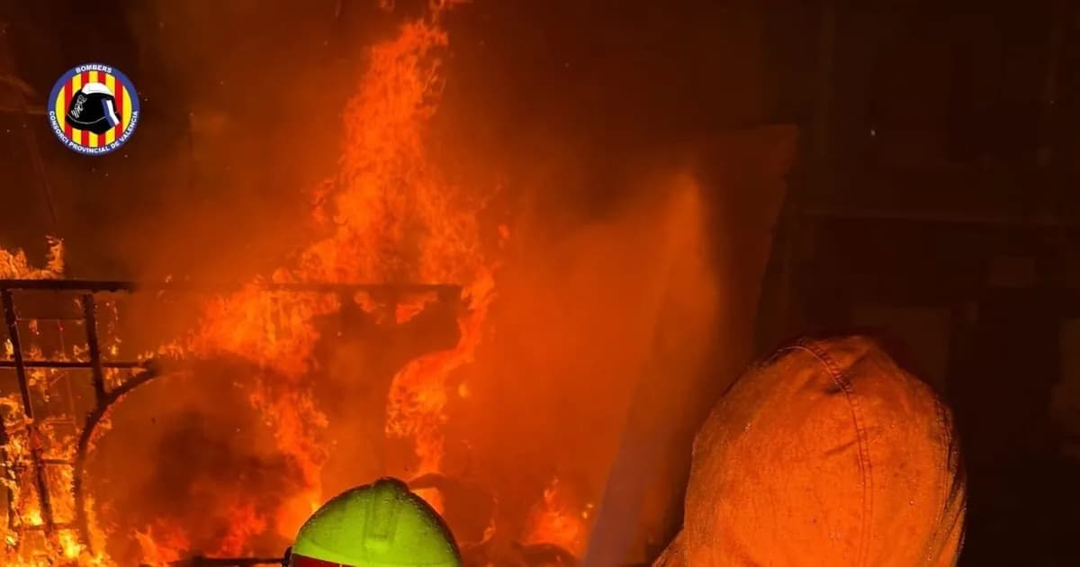 Incendio de Restos de Fallas en Paterna: Bomberos Actúan Rápidamente