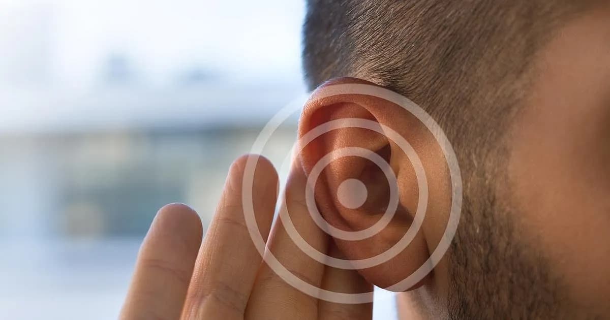 Cerrando los ojos: ¿realmente mejora nuestra audición en ambientes ruidosos?