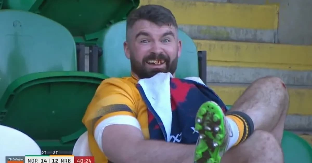 La sorprendente lesión de un jugador de rugby y su reacción desafiante en el campo
