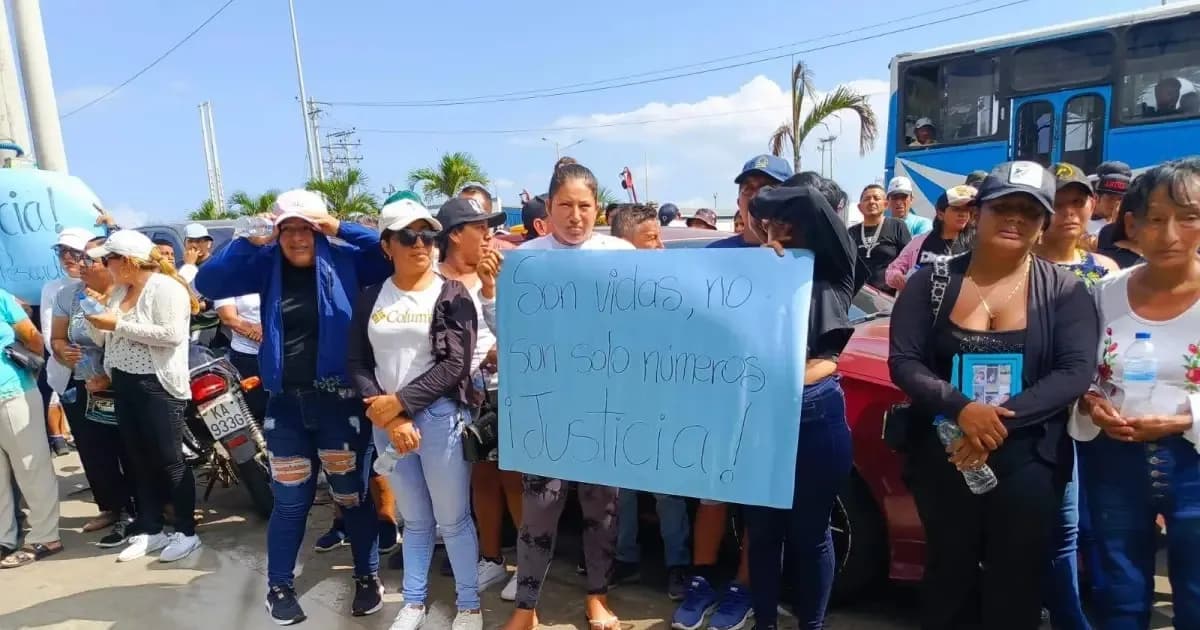 Crisis en el Mar: Desaparecen 16 Pescadores Ecuatorianos Tras Explosión en Altamar