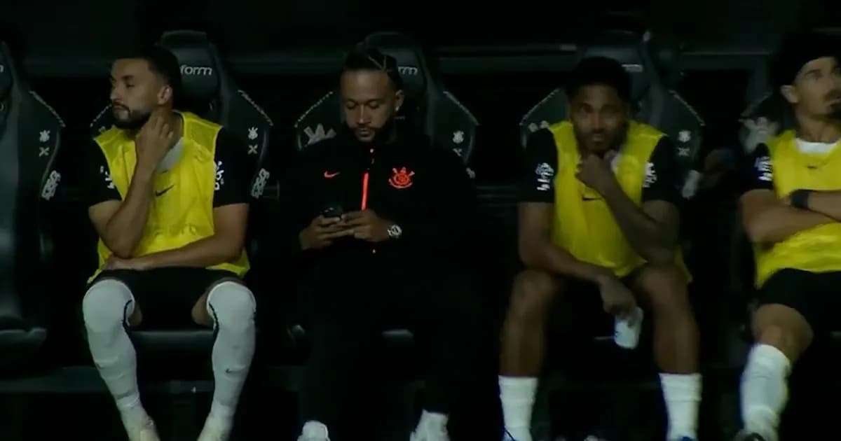 Controversia en Brasil: Memphis Depay y su uso del celular en el banco de suplentes