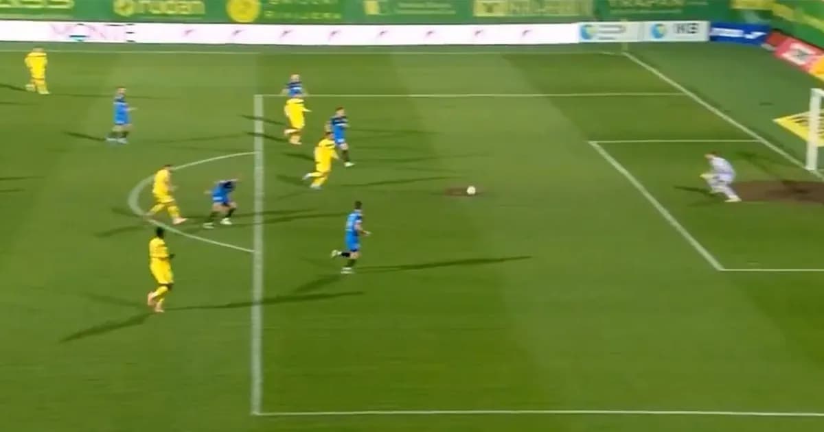 Un gol insólito en Croacia: la pelota sorprendió a todos tras un bache en el campo