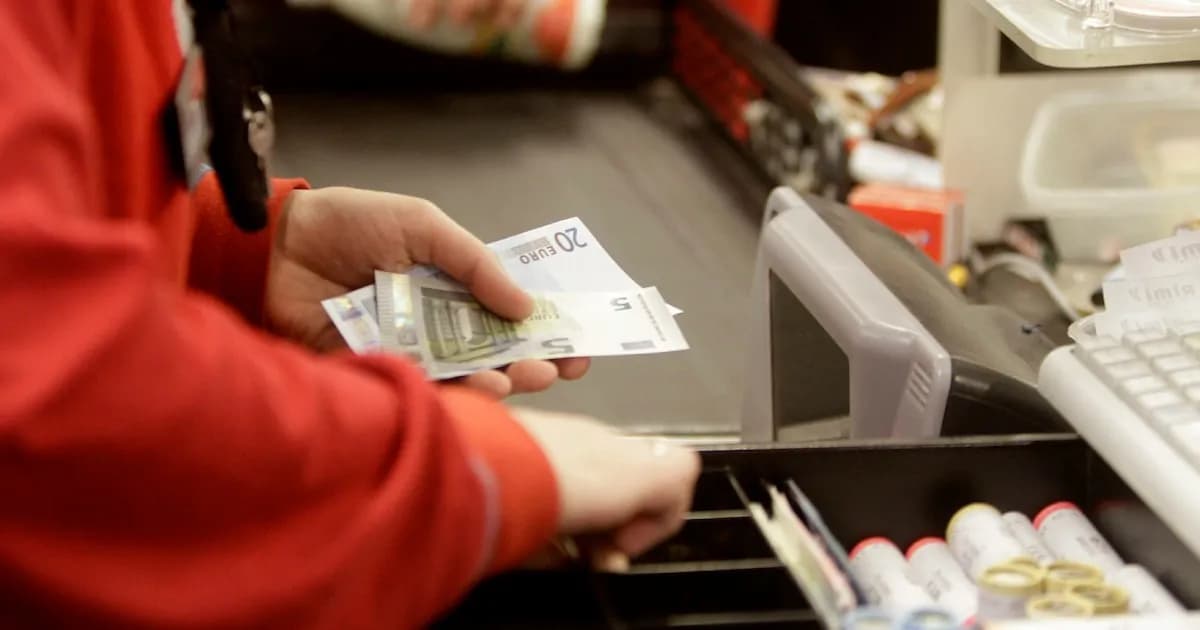 A los 90 años, una cajera se niega a retirarse y disfruta de su trabajo en Alemania