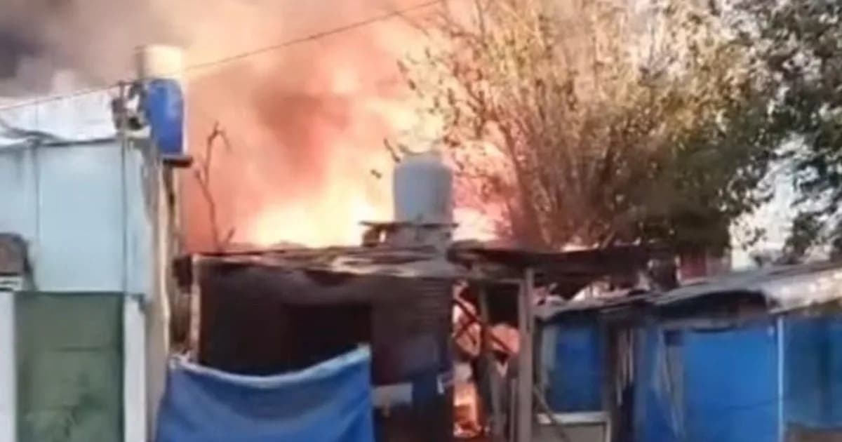 Explosión y fuego en Mariano Acosta: un depósito de gas en llamas genera preocupación