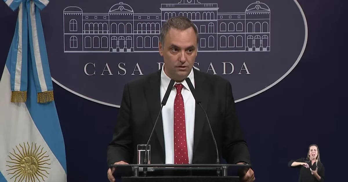 Manuel Adorni enfrenta acusaciones sin aclarar su situación patrimonial