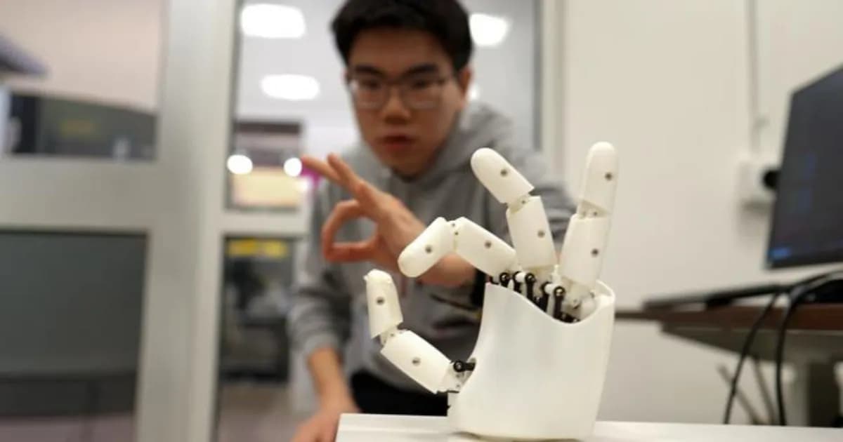 Innovadora pulsera del MIT permite controlar robots mediante el movimiento humano