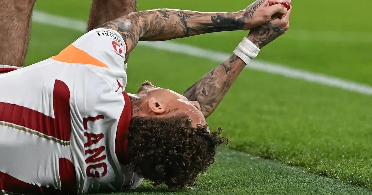 Futbolista herido en Champions: el relato de Noa Lang tras su accidente con un cartel publicitario