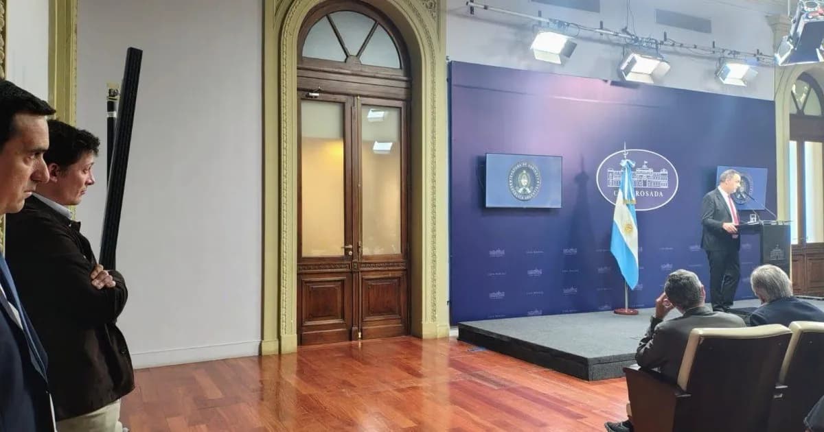 Manuel Adorni enfrenta la prensa sin dar explicaciones sobre su patrimonio y un viaje polémico