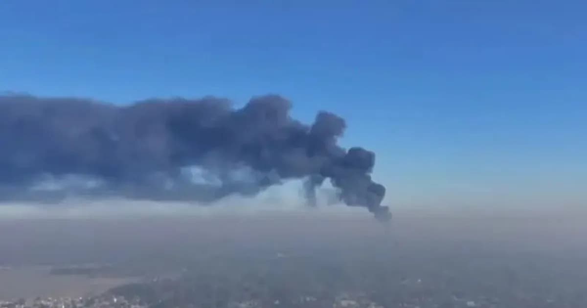 Incendio en fábrica de pinturas en Moreno: intensas labores de bomberos y preocupación vecinal