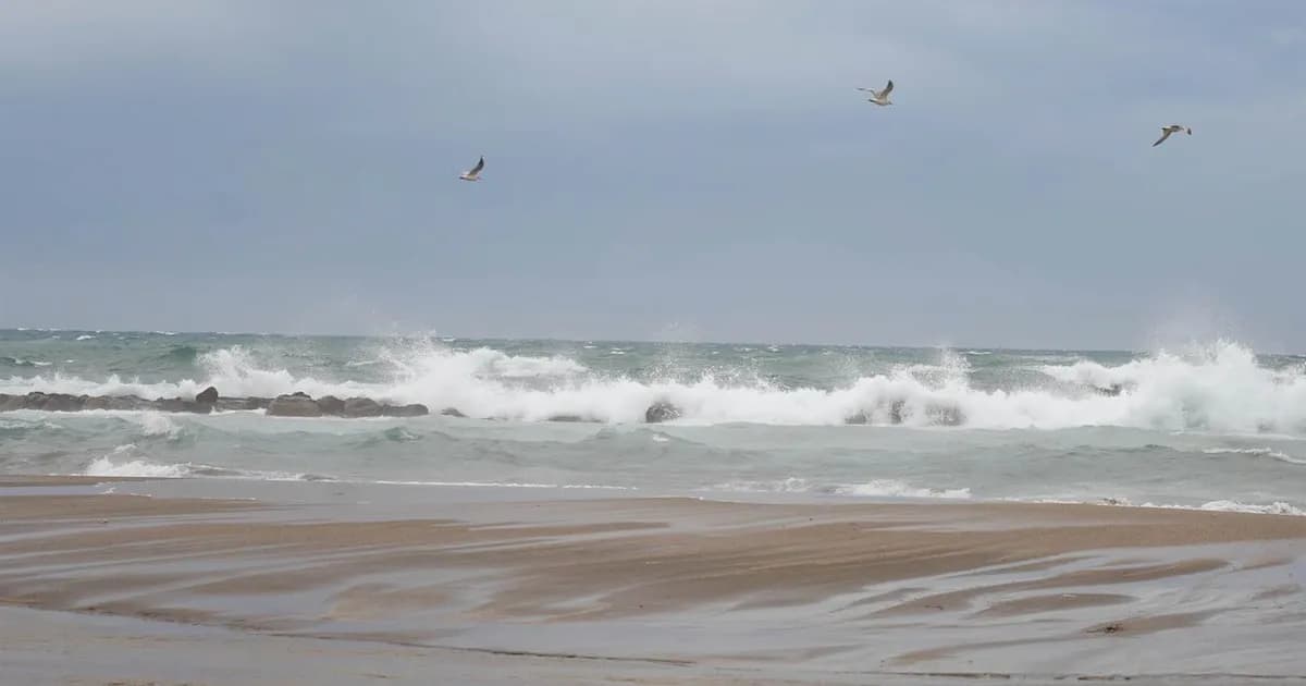 Alerta naranja en cinco comunidades por oleaje y vientos intensos en España