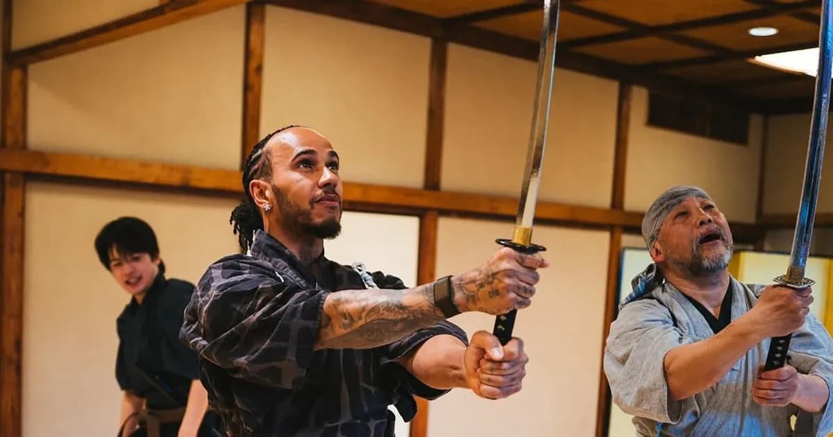 Lewis Hamilton revive su pasión por el karate con un maestro samurái en Japón