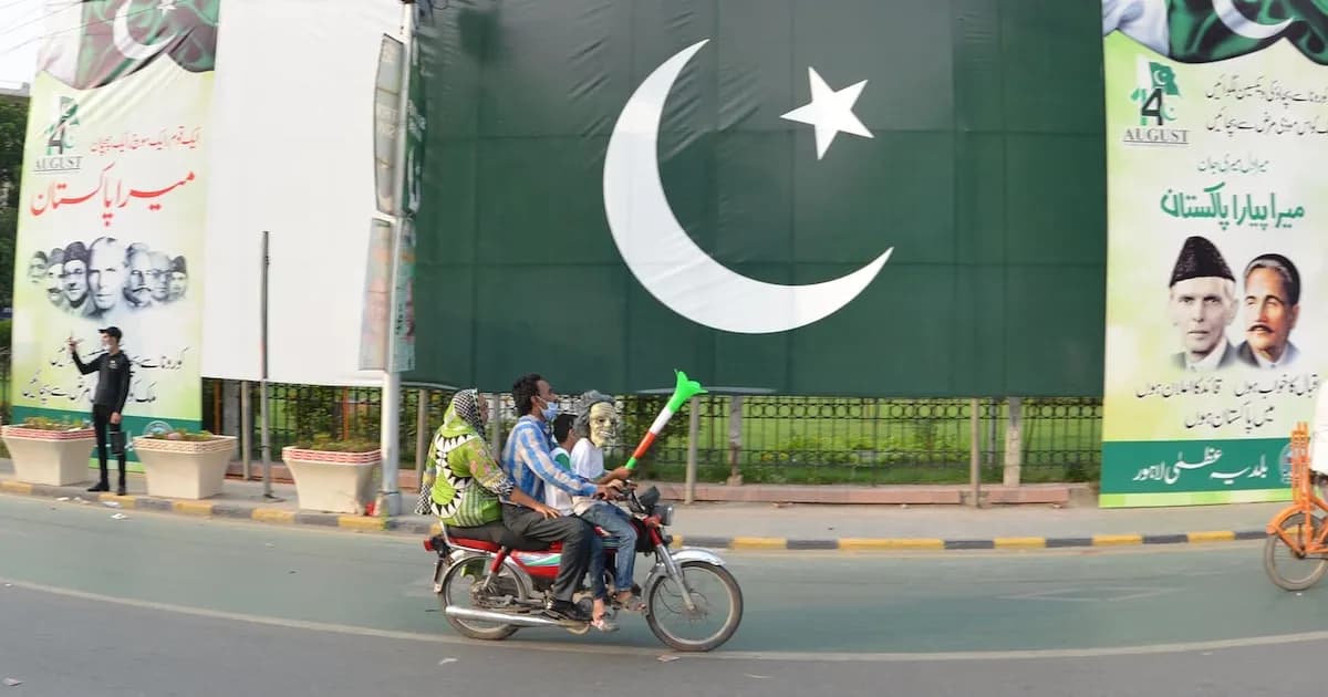 Irán autoriza el tránsito de 20 buques paquistaníes por el estrecho de Ormuz