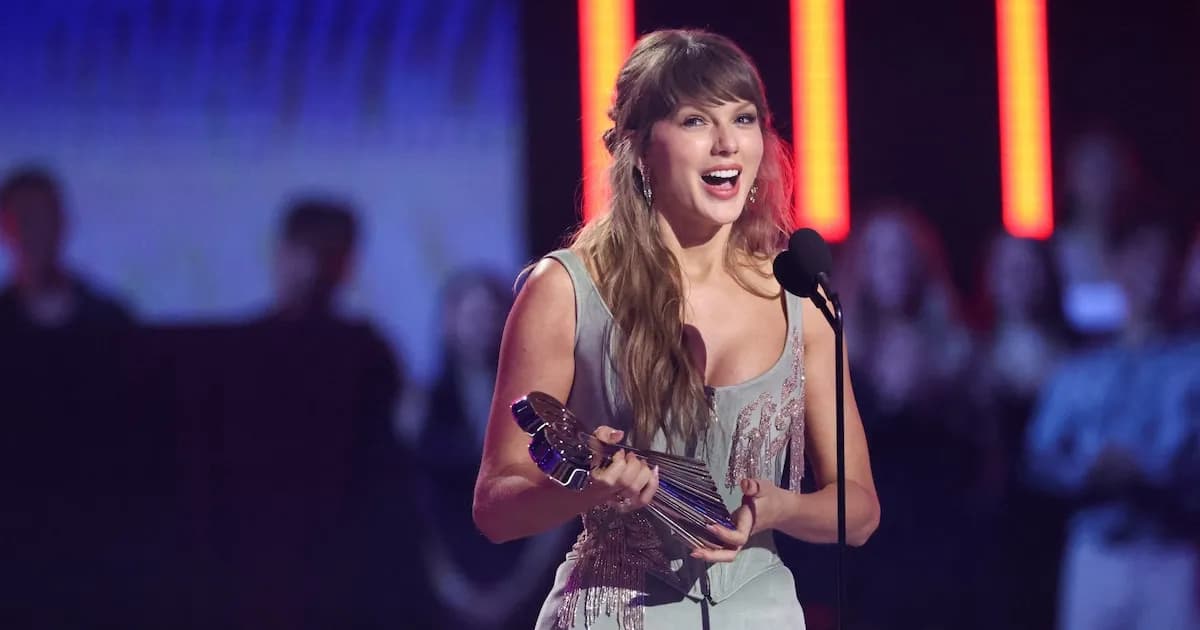 Taylor Swift deslumbra en su regreso a la alfombra roja con un look deslumbrante