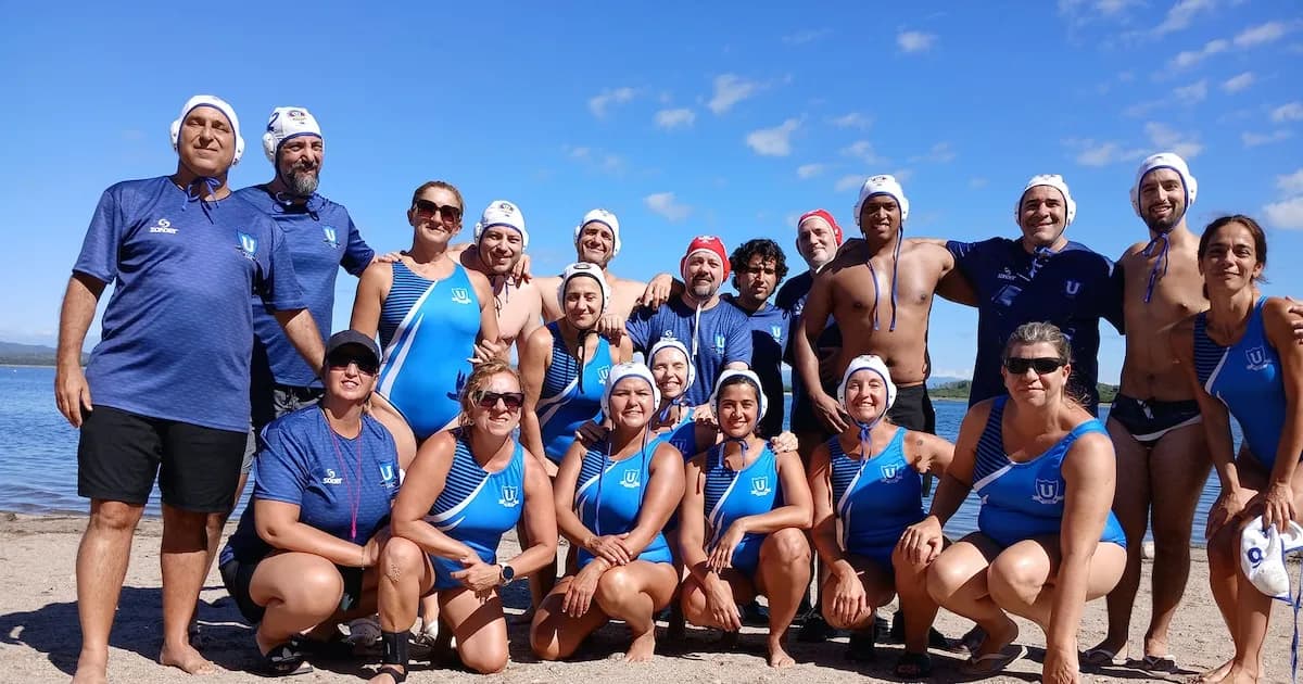 La nueva ola del waterpolo: adultos mayores regresan a la competencia en aguas abiertas